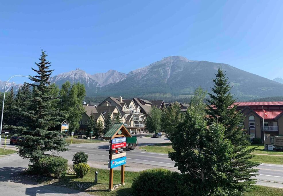 Mountain Modern Hideaway Apartment Canmore Exterior photo